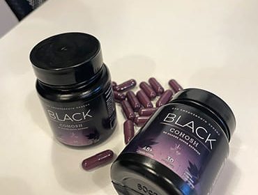 Две бутылочки и капсулы Black Cohosh крупным планом.
